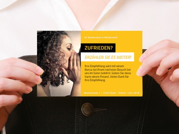 Kundin hält Empfehlungskarte in der Hand