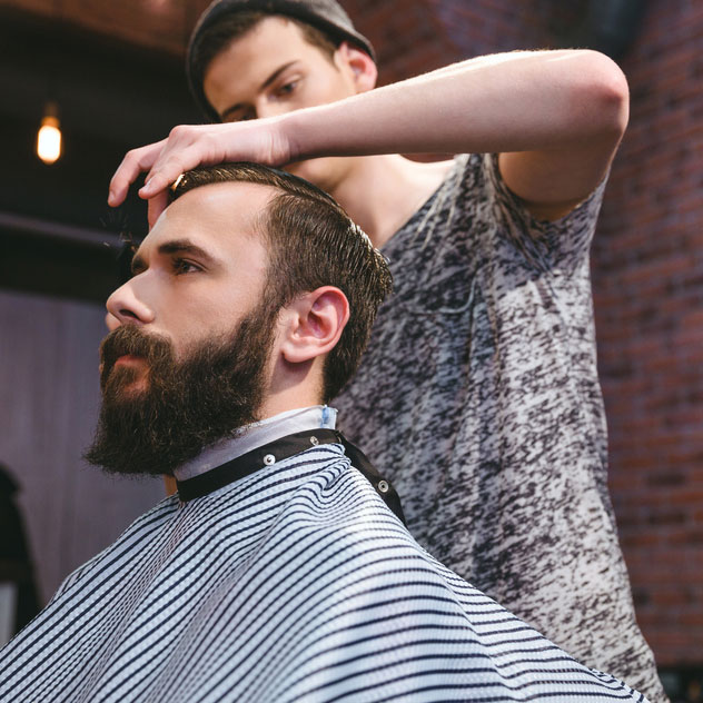 Friseur-Ausbildung: Herren an die Barbier-Schere